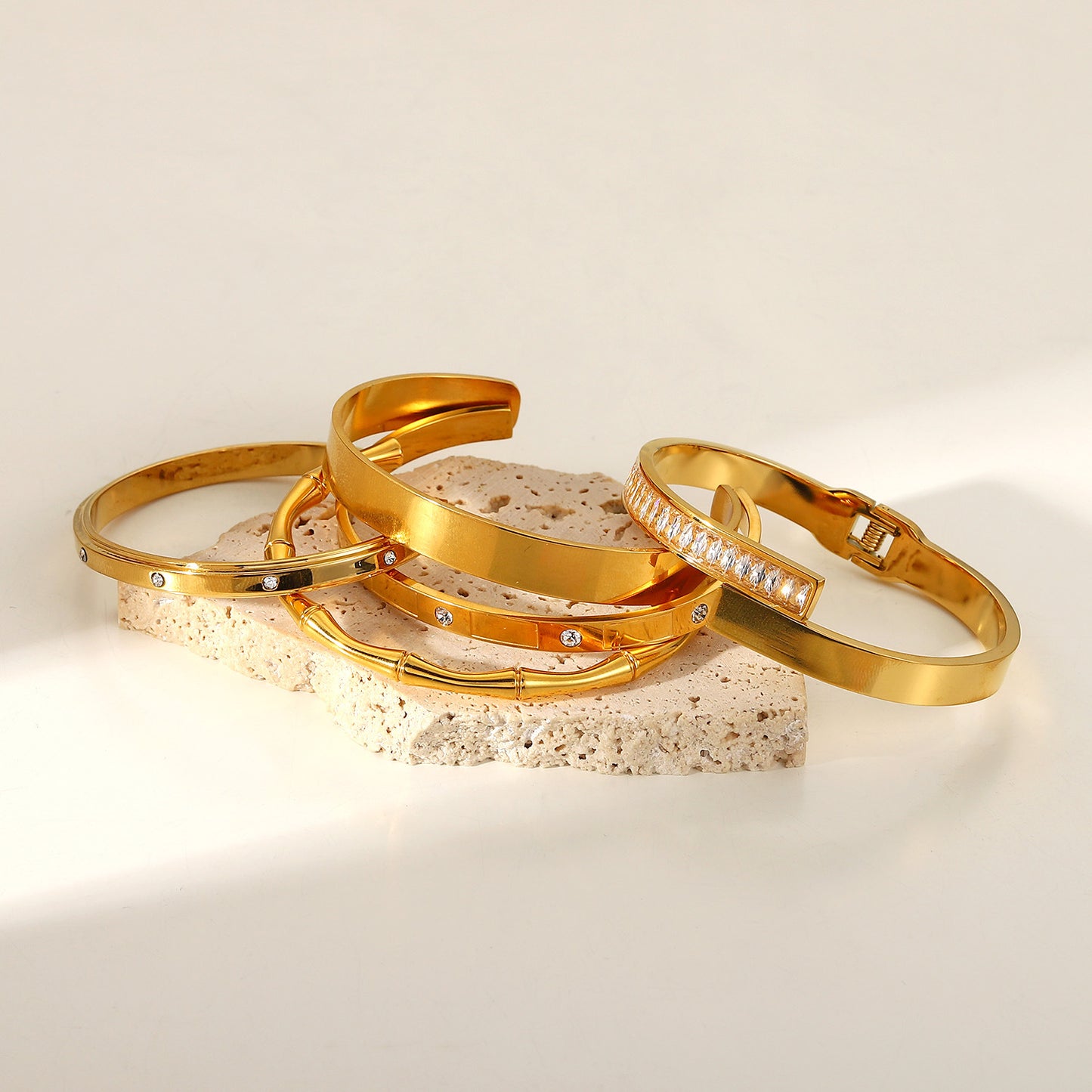 Leafy Elegance Gold Bracelet - The Season's Must-Have