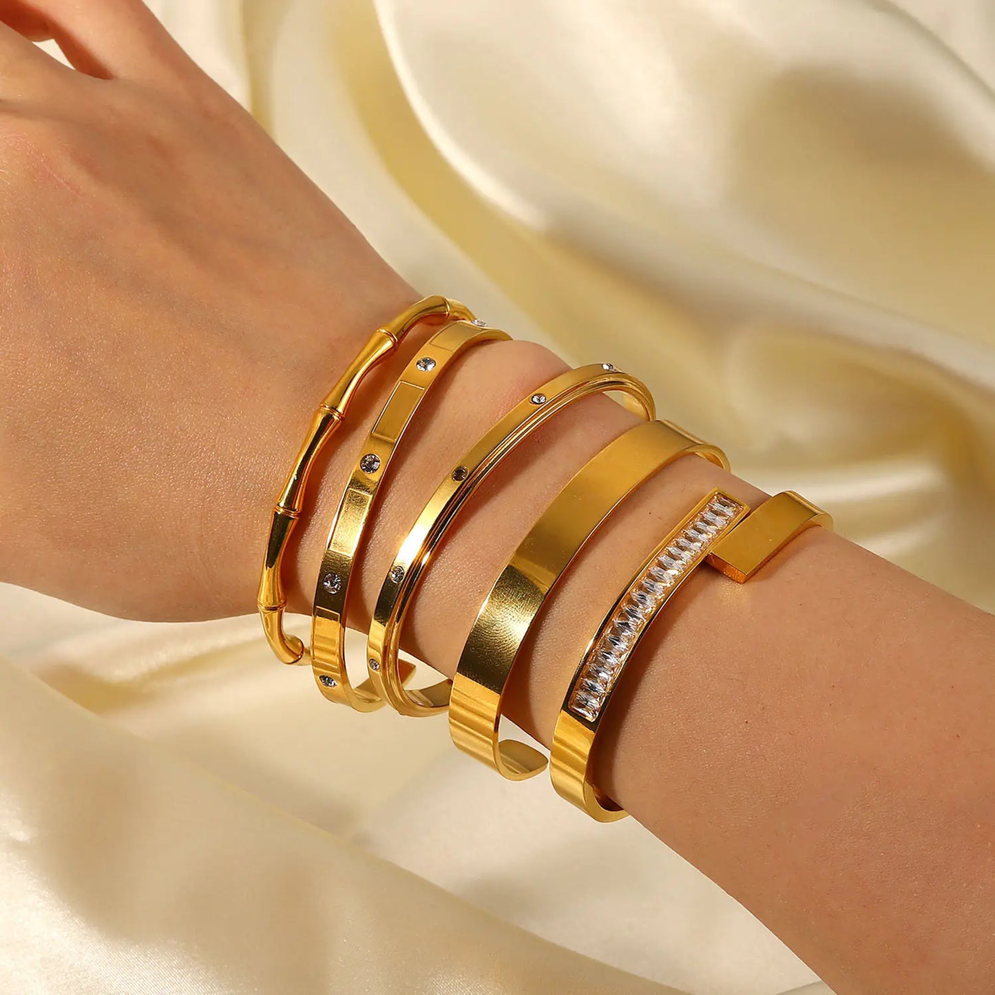 Leafy Elegance Gold Bracelet - The Season's Must-Have